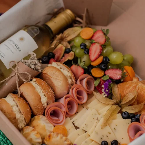 piqueo box con vino blanco Piqueo Box + Bebida