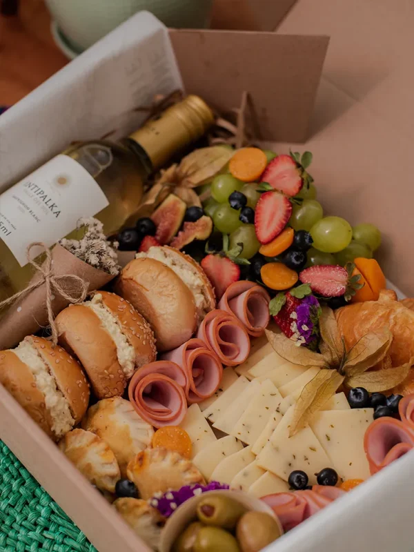 piqueo box con vino blanco Piqueo Box + Bebida